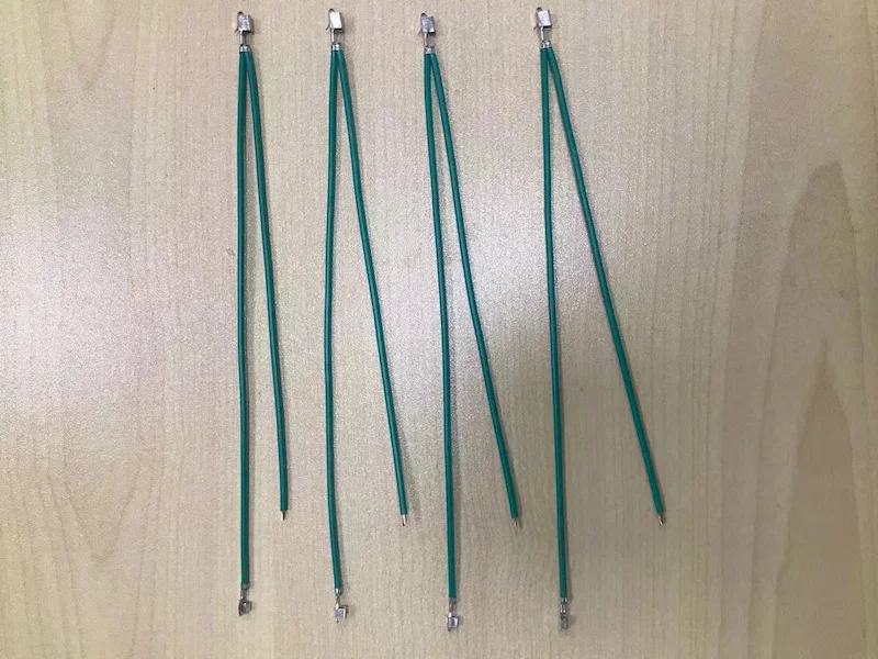 Näytenäyttö kolmisivuisesta kaksijohdinisesta puristuskoneesta