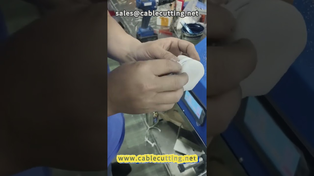 Máquina de empaque en tarjeta de papel para cables de datos y carga #cablededatos #líneadecarga