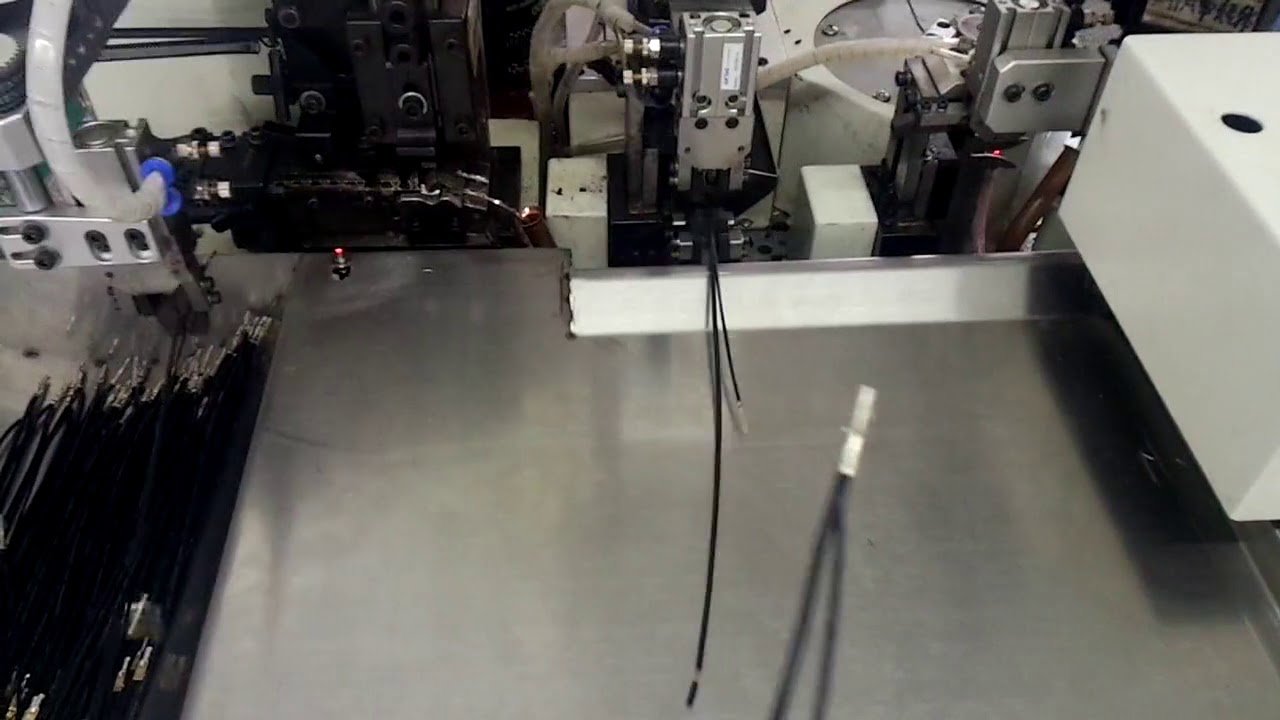 Máquina crimpadora automática de tres lados para dos cables WPM 038F