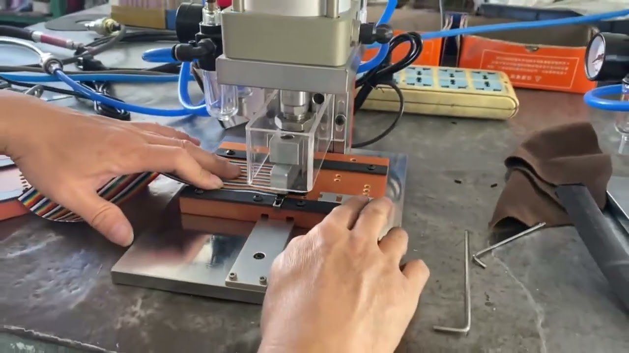 Máquina de Prensado Semiautomática en Funcionamiento Real | Video Industrial