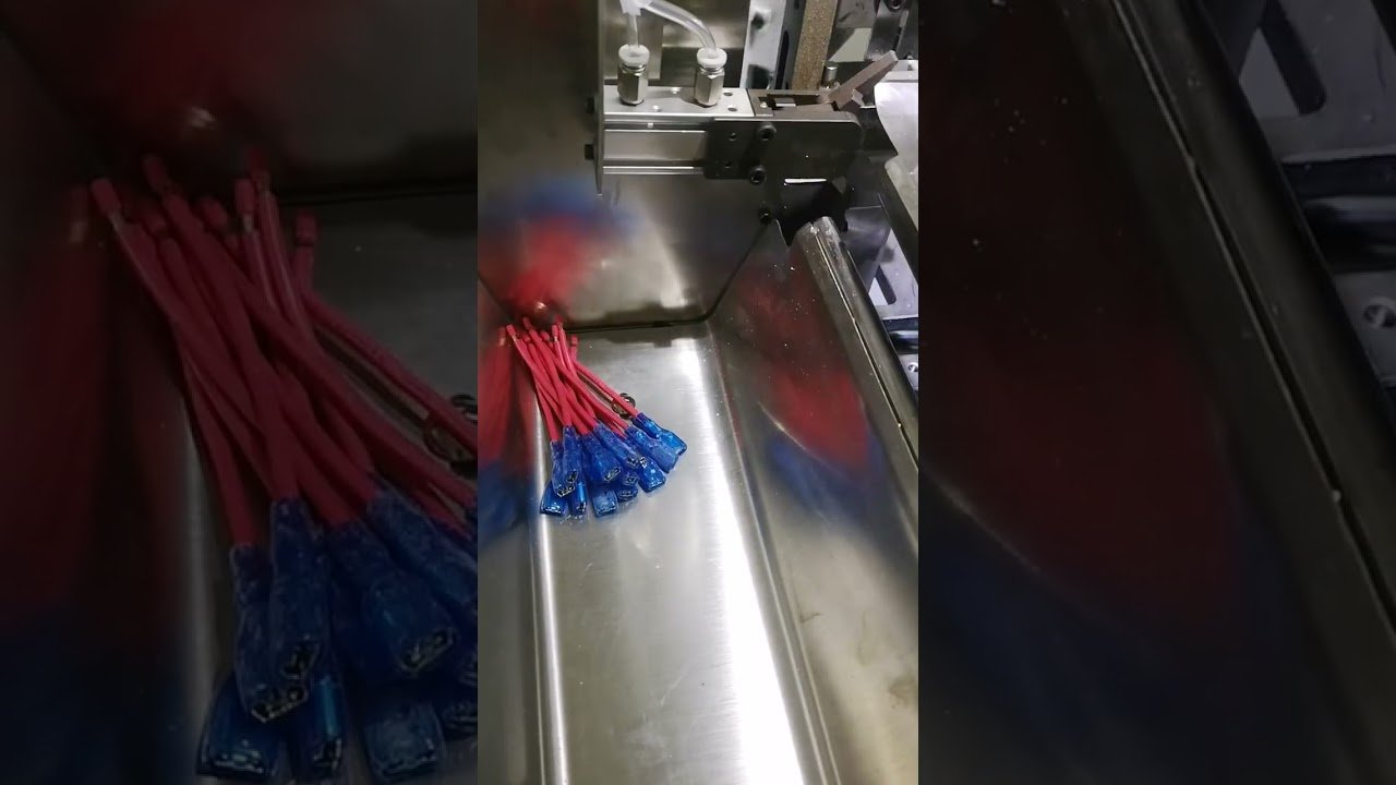Máquina totalmente automática de crimpado de terminales e inserción de conectores para cables de alimentación