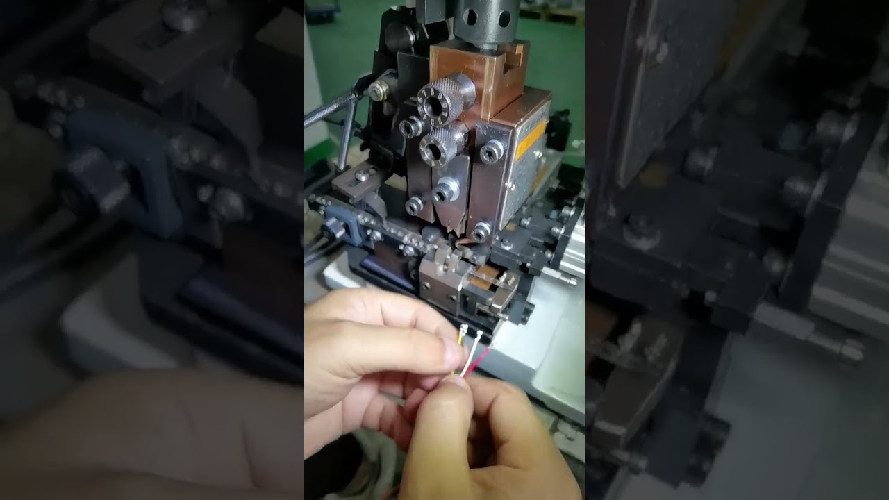 Máquina Horizontal de Terminales de Tira Continua con Panel de Botones | Automatización de Fábrica