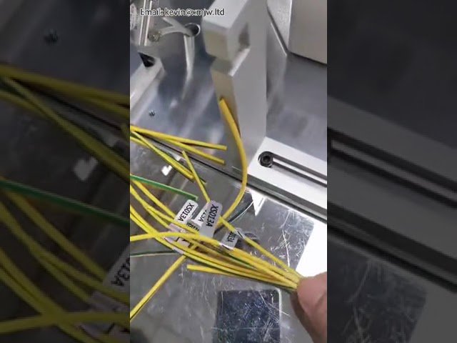 Máquina etiquetadora plegable de media vuelta con corrección en línea para arneses de cables de motor y automóvil