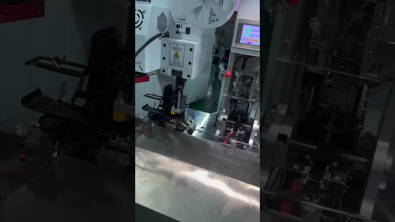 Máquina de crimpado automática de doble cabezal con inserción de enchufe impermeable – Demostración real