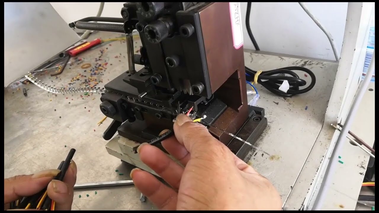 Máquina de crimpado semiautomática para terminales de conectores de compresión